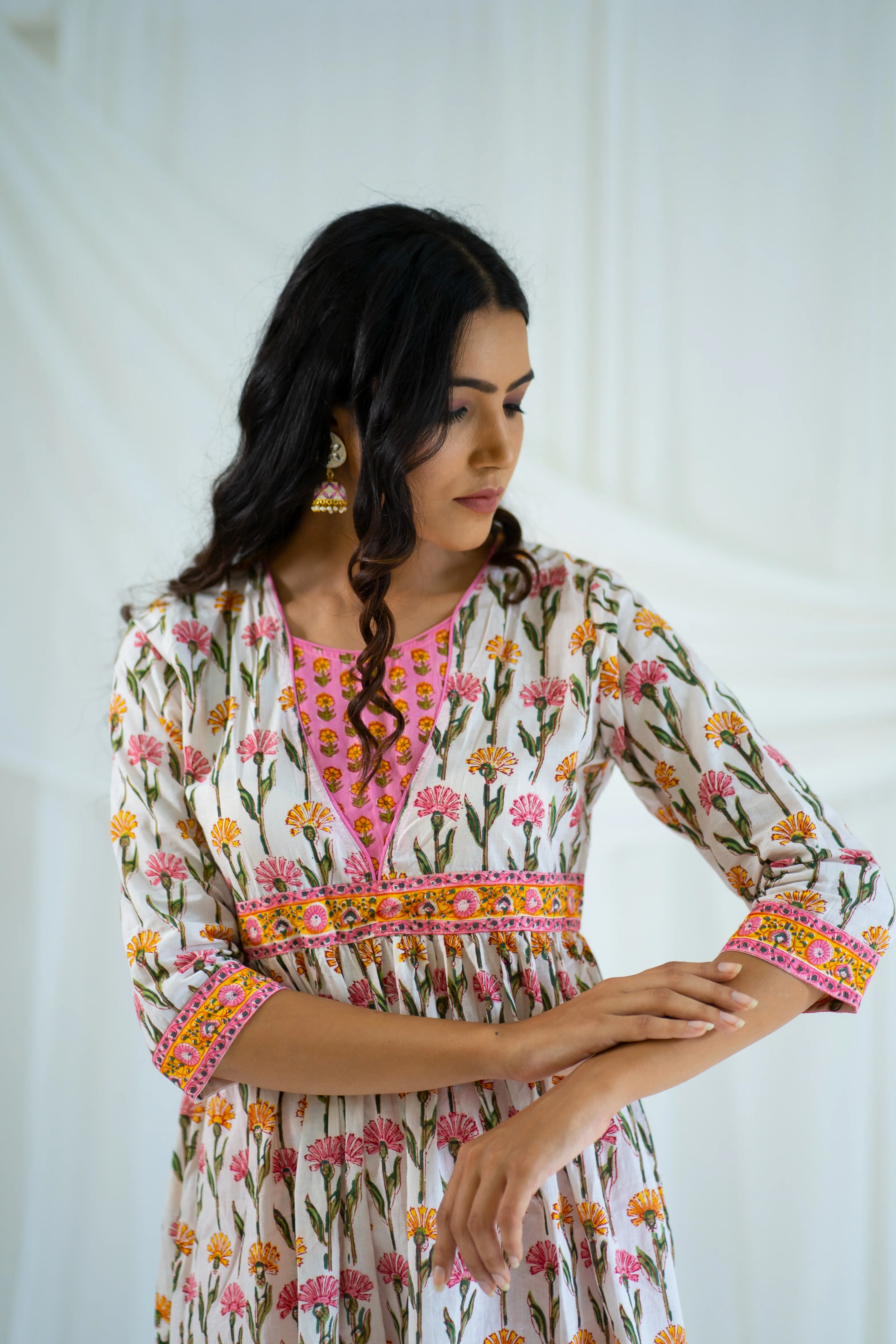 White Multi Flora Hand Block Printed Suit Set-2pc - Image 3