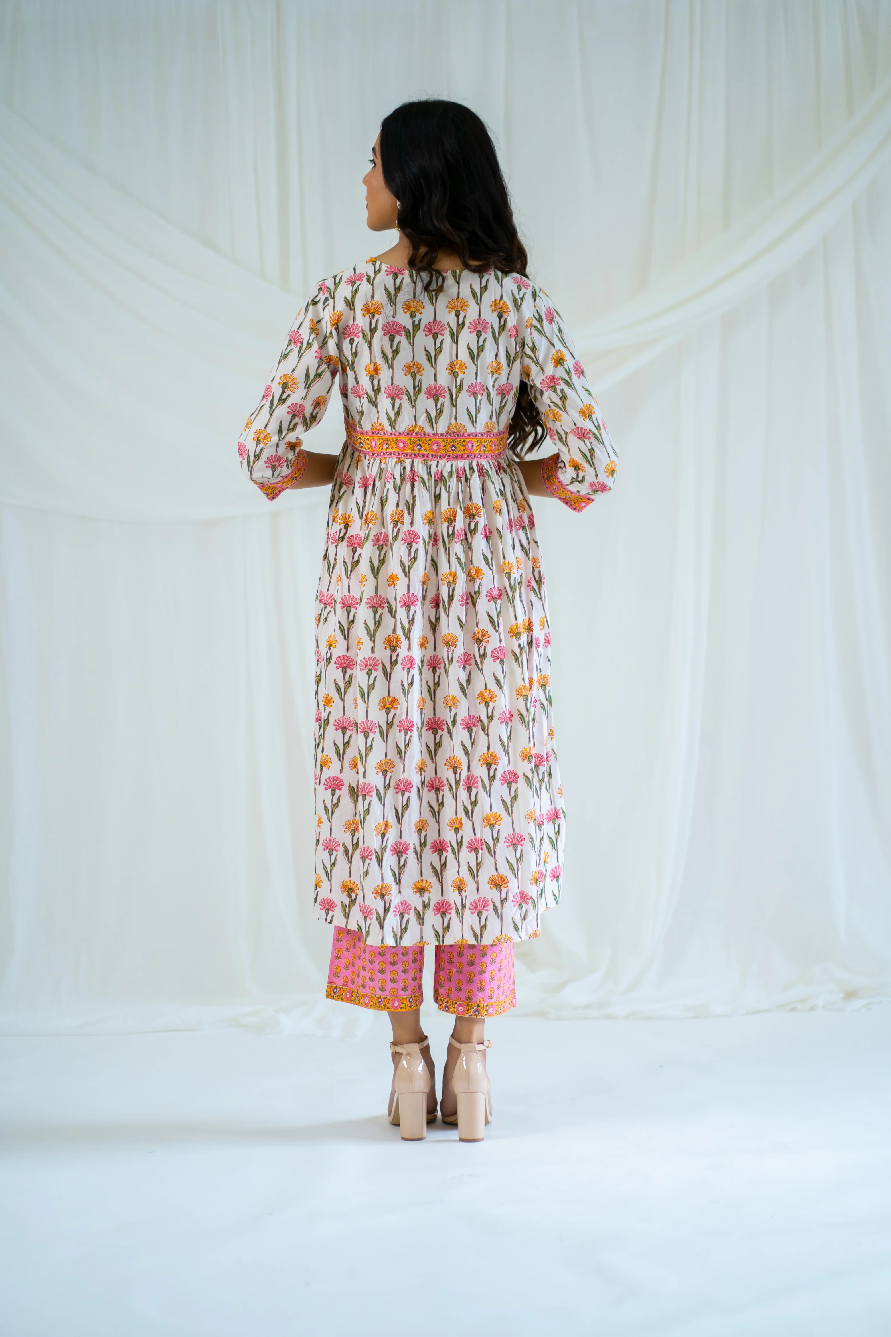 White Multi Flora Hand Block Printed Suit Set-2pc - Image 5